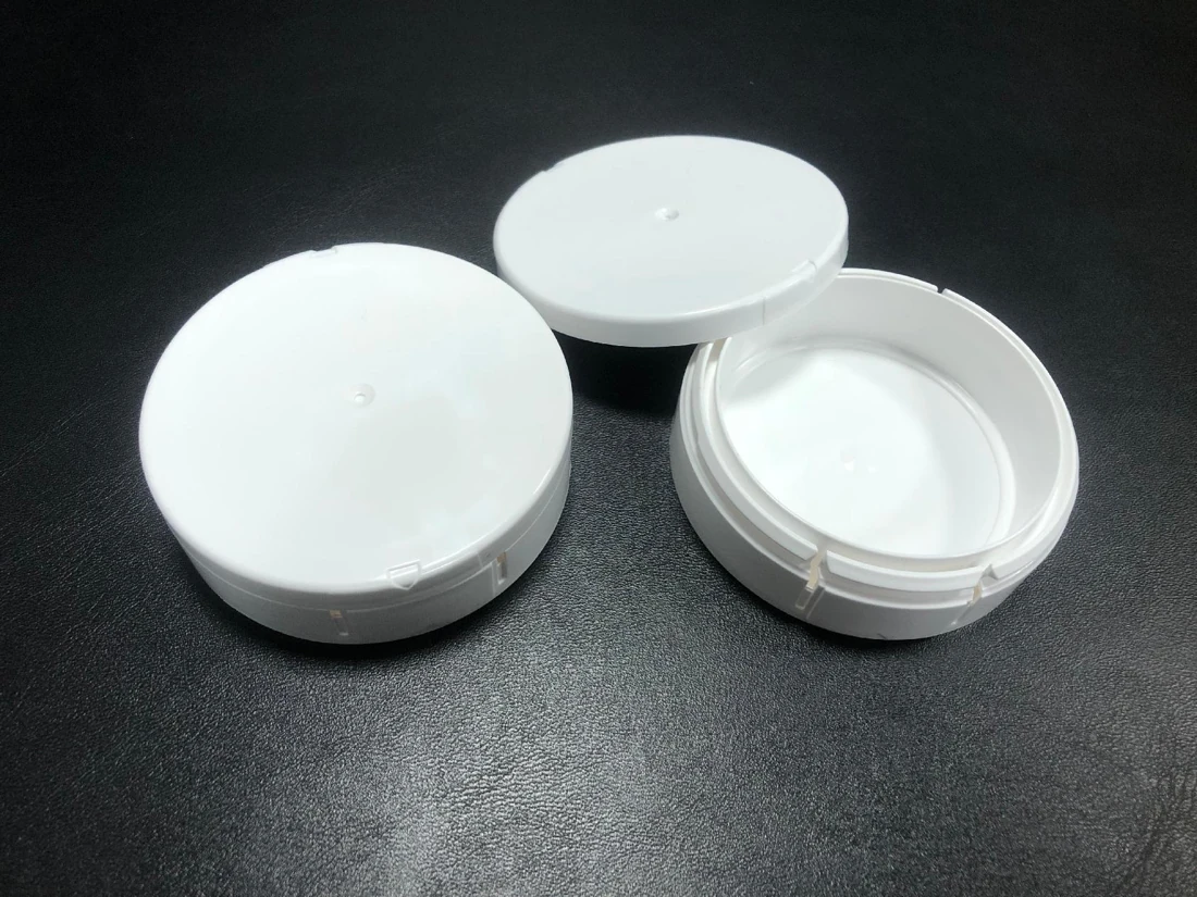 Source photograph: Child-Resistant Can (Triangle Mark) CQ-SJH-CB
